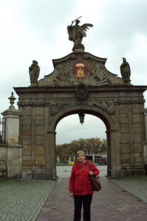 przed Bramą Lubomirskich - tj. pierwszą bramą zespołu klasztornego na Jasnej Górze.