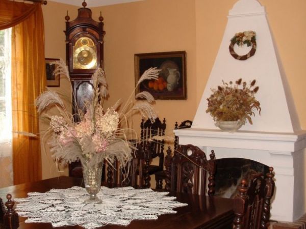 Wewnatrz dworu - muzeum  ekspozycja wnętrz domu ziemiańskiego oraz pokoje gościnne.