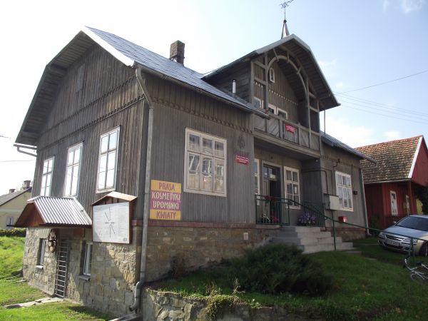 stylowa, zabytkowa willa - przy gościńcu do rynku, tam też biblioteka  zaś w podpiwniczeniu: zbiory - - ekspozycje Regionalnej Izby Historycznej - tam też byliś