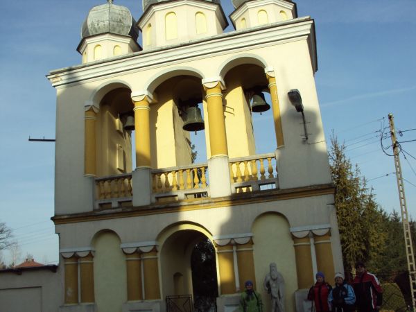 przed dzwonnicą: rzeźba św. Andrzeja - wzm. w 1872r. /ze zburzonej bramki cmentarnej/. W 1985r. ze składek parafialnych odlano w ludwisarni Felczyńskich trzy dz