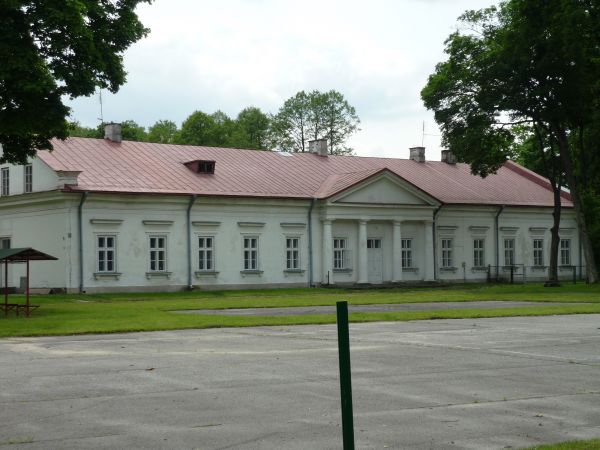 Klasycystyczne budynki dawnego zarządu Ordynacji Zamojskiej.