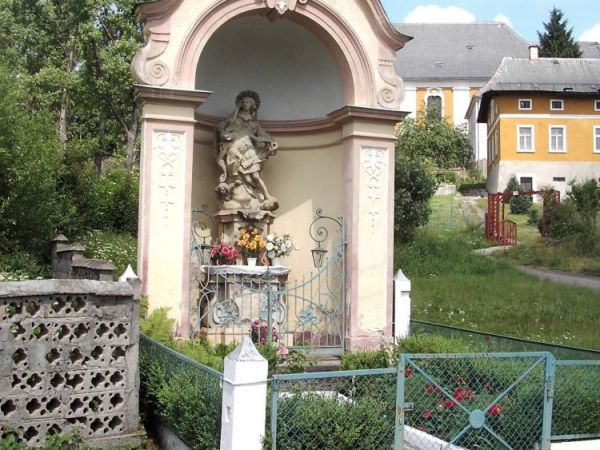 Kapliczka przydrożna ,która jest czwartym ołtarzem podczas uroczystości Bożego Ciała.