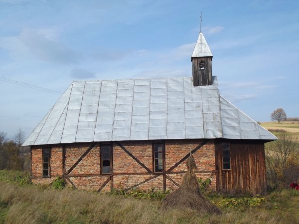 kaplica pw. św. Andrzeja Boboli, wzniesiona w 1938 roku, opuszczona.