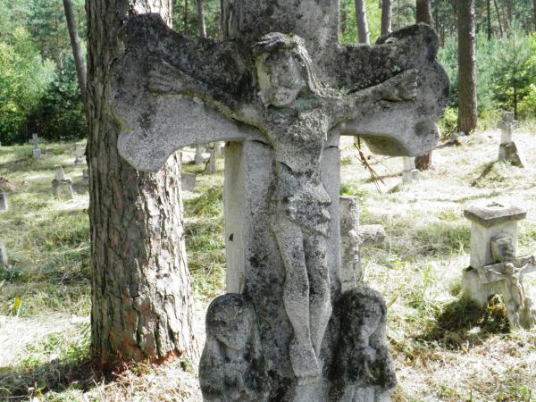 Zabytkowy cmentarz grecko-katolicki w Gorajcu . Na cmentarzu znajduje się kaplica grobowa  rodziny  Brunickich  , właścicieli okolicznych ziem.  Znajduje się na