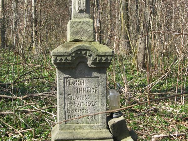 na cmentarzu wyznawców obrządku grecko-katolickiego, do czasu wysiedleń - mieszkańców tej wsi /patrz też galerie wsi: Dudyńce, Kreców, Karlików, Bereżnica Wyżna