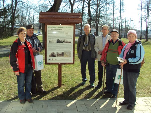 na terenie Zespołu Szkół Rolniczych - tu : z jednym z wykładowców, przy planszy promującej wieś i okolicę. Na tablicy m.in. o zespole dworskim należącym w przes
