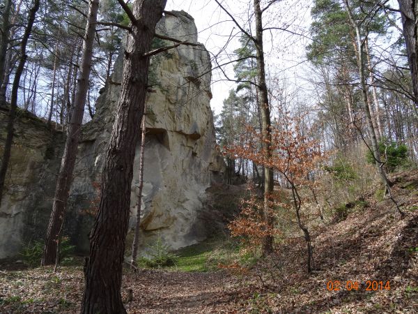 wiele śladów eksploatacji kamieniołomu - kamień był surowcem cennym i ciągle było na niego zapotrzebowanie, firmy dawały ludziom pracę - niebezpieczną i ciężką,