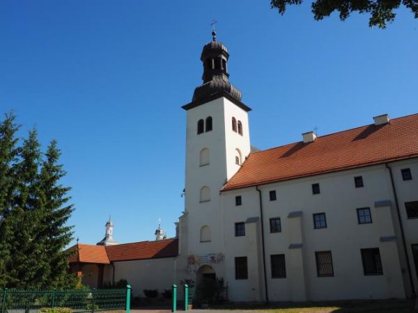 wejście - brama prowadzące do kościoła ale i na krużganki, kościelny dziedziniec i do obiektów klasztornych.