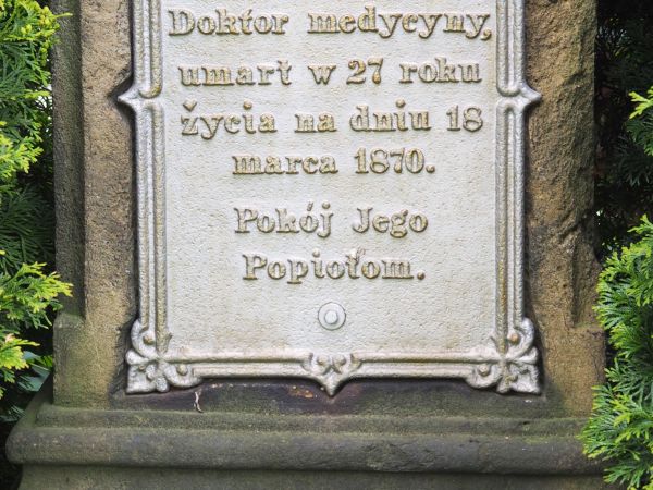 tablica wotywna na postumencie pomnika nagrobnego - w otoczeniu cerkwi.