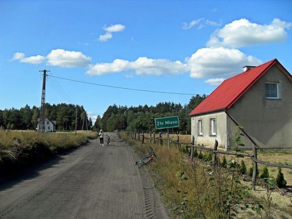 Złe Mięso to wieś w Borach Tucholskich położona na szlaku wodnym uczęszczanym dość licznie przez kajakarzy rzeki Wdy. Podobno jej nazwa ma swoje źródło w istnie