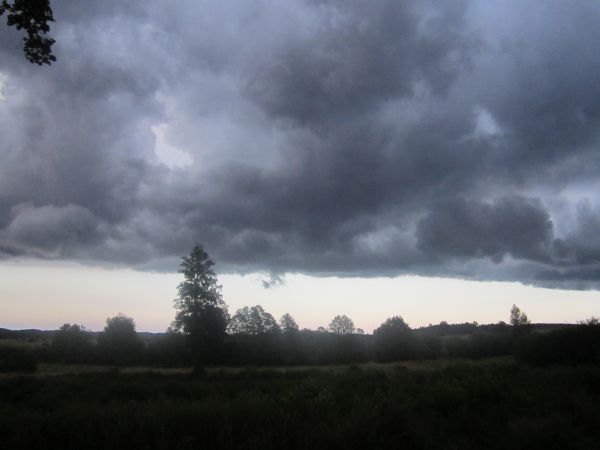 czarne chmury nad Bartolinem