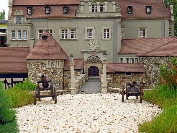 KOWARY - Park Miniatur Zabytków Dolnego Śląska - Zamek Czocha położony jest na granitowym wzgórzu w dolinie rzeki Kwisy, i wzniesiony został w XIII wieku z inic