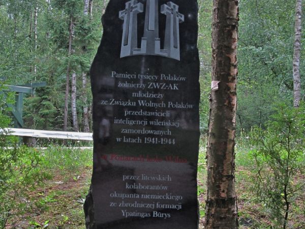 Obelisk pamiątkowy przy sowieckiej lokomotywie