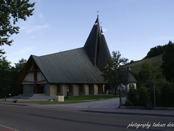 Rytro- kościół parafialny pod wezwaniem Świętej Rodziny.