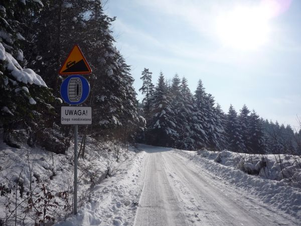 Droga do Bieńkówki. Zimą nie przejezdna.
