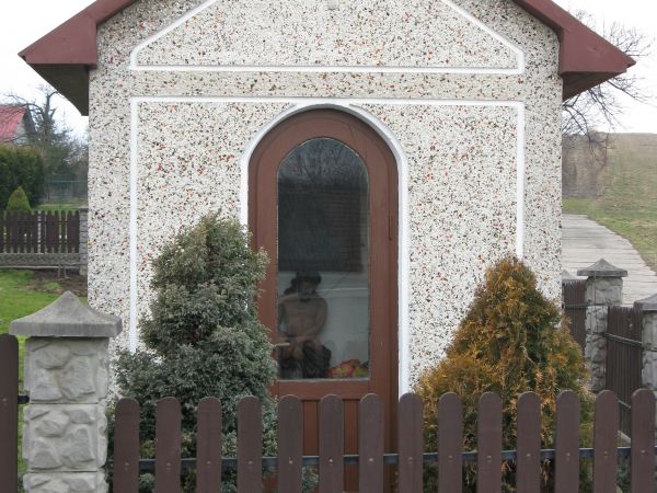 kapliczka domkowa - styl tak nazywany bywa - przy jednej z posesji, może wotywna, może w podzięce - o kulturze i silnej wierze świadczy i na pokolenia.