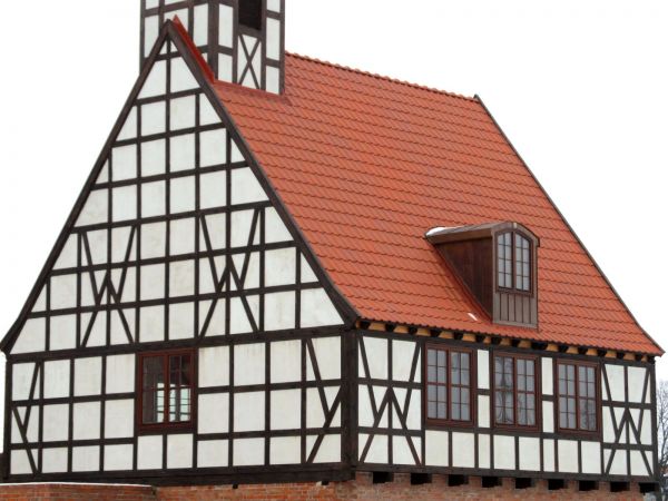 Obiekt na placu przy kościele