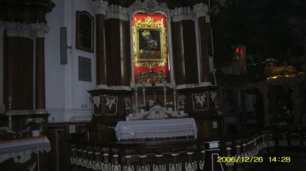 Osieczna - ołtarz z obrazem Matki Boskiej Bolesnej w klasztorze