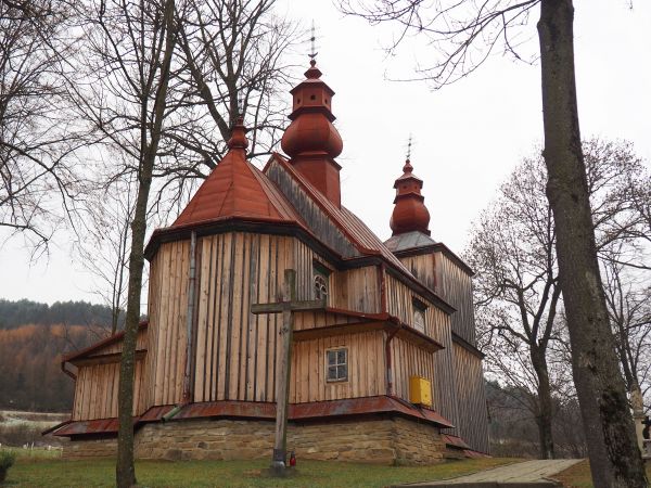 cerkiew, krzyż przy murze okalającym we fragmencie oraz cmentarz - tam wiele zabytkowych cennych rzeźb i nagrobków.