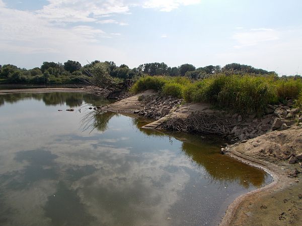 Tama jest jak forteca zmagająca się z niszczycielskim naporem wody.Obraz tamy w Pawłowie .
