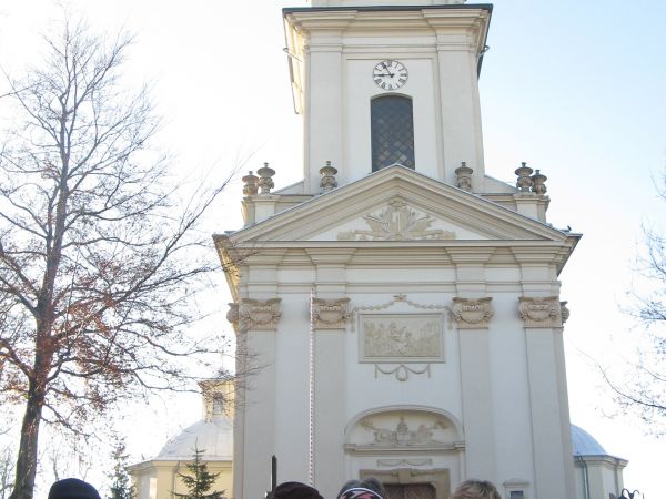 Przed kościołem pw. św. Wawrzyńca. Budowniczym kościoła - pod koniec XVIIIw. był Antoni Stroiński. W fasadzie kościoła wysoka wieża na rzucie kwadratu. Główny o