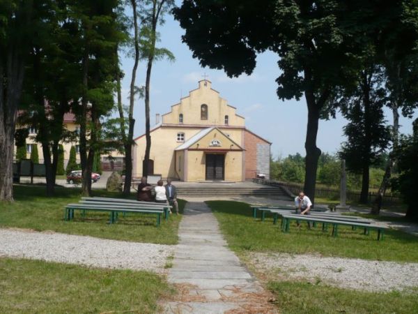 Widok na kościół i budynek klasztorny ojców Pasjonistów z 
ołtarza na Golgocie.