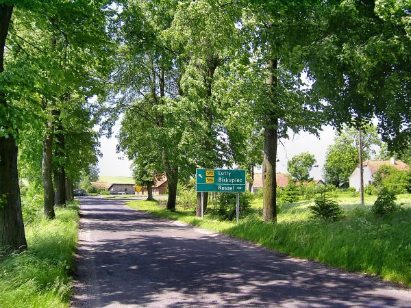 Początek wsi Mnichowo-widok z szosy dojazdowej z wsi Robawy.2010-r.