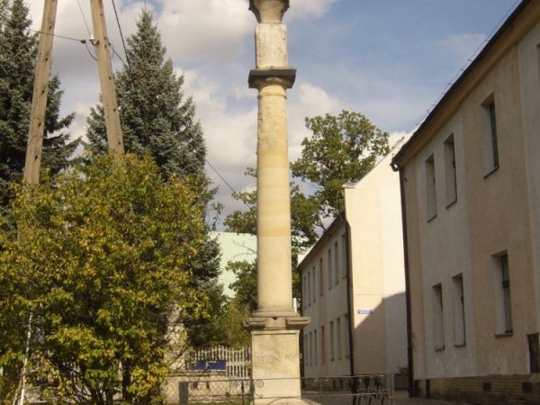 Jeden z pomników przed kościołem postawiony w 19 wieku.