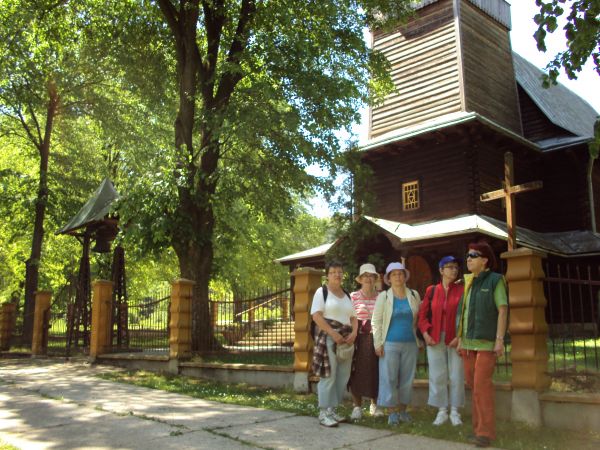Przed kościołem pw. św.Antoniego, którego budowę zakończono w 1939r. W sąsiedztwie placu, na którym pobudowano kościół w okresie międzywojennym były obiekty pry