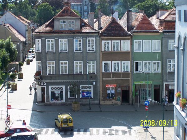 Widok kamieniczek w Rynku i z lewej strony prowadząca w głąb ul. Limanowskiego