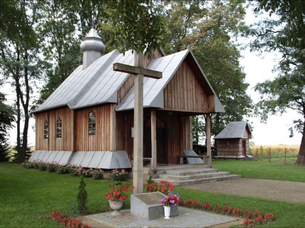 Leszno do 1977 roku nosiło nazwę Poździacz . Cerkiew Trójcy Świętej w Lesznie – drewniana filialna cerkiew greckokatolicka . Została zbudowana w 1857. Obecnie (