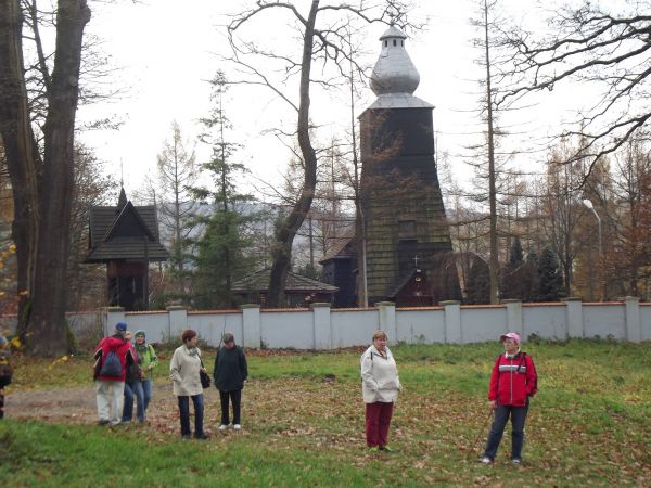 na terenie parku, dalej mur / parkan otaczający niegdyś zespół pałacowy / dworski - dwór spalony w 1945 roku , II-ga wojna światowa zakończona była, tu dalej pł