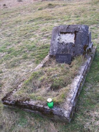 przy cerkwi - cmentarz, tu n/z grób stary w ramie betonowej w "sektorze greko- katolickim", powyżej i obok zlokalizowany jest "sektor rzymsko-katolicki". Grecy