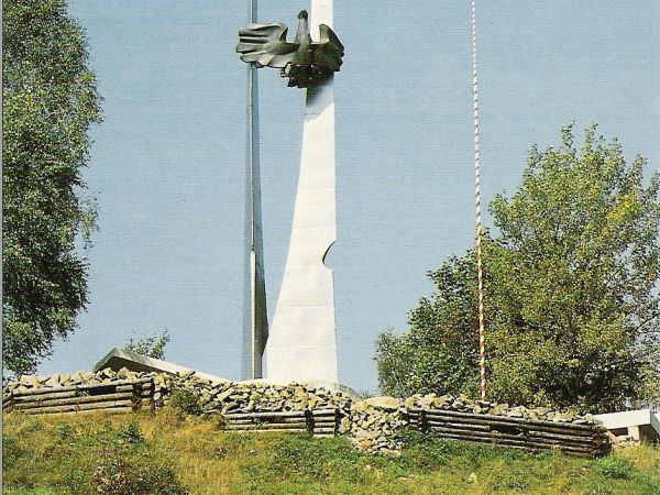 ze zbiorów prywatnych: kartka pocztowa z 1986r. przedstawia pomnik ku czci milicjantów poległych w walkach z bandami UPA /później przebudowany gruntownie ze zmi