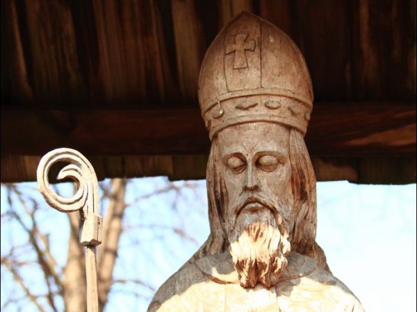 Drewniany kościół konstrukcji zrębowej pw. św. Sebastiana, wzniesiony w roku 1737. W roku 1980 był gruntownie odnawiany z całkowitą wymianą gontów. W  obrębie o