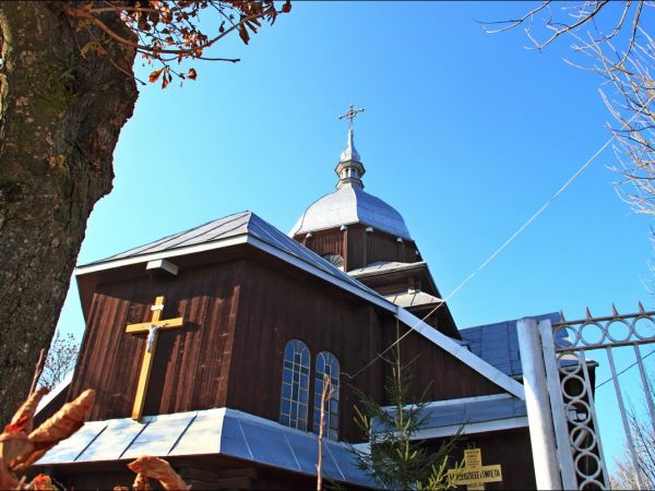 Drewniana cerkiew greckokatolicka, zbudowana w 1860 r, odnowiona w 1937 r. Obecnie jest użytkowana przez rzymskich katolików.