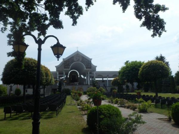 przy kościele - obszerny plac odpustowy z ołtarzem polowym, ukwiecony, zadbany.