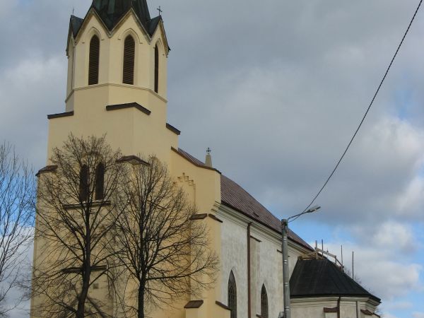 kościół pw. Wszystkich Świętych, zbudowany w latach 1871-76 z fundacji Leopoldyny z Rylskich Horodyńskiej, uszkodzony w czasie działań wojennych, później odnowi