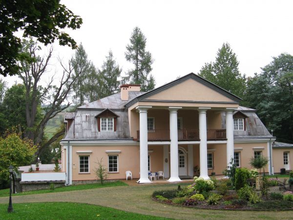 Dwór po odnowieniu pełni funkcję pensjonatu.!