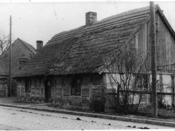 Zabytkowa chata chłopska z 2 połowy XVIII w. Był to obiekt niepodpiwniczony parterowy ze strychem. Konstrukcję ścian budynku stanowił szachulec drewniany wypełn
