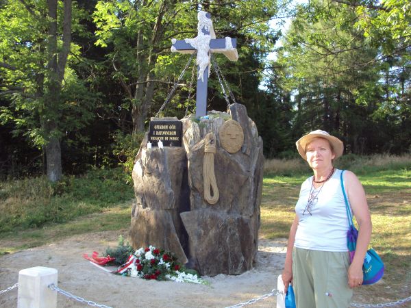Na Przełęczy Wyżnej: pomnik poświęcony ofiarom gór i ratownikom niosącym im pomoc - odsłonięty 27.08.2011r. Bryła obelisku nawiązuje do grzędy /ew. półki/ skaln