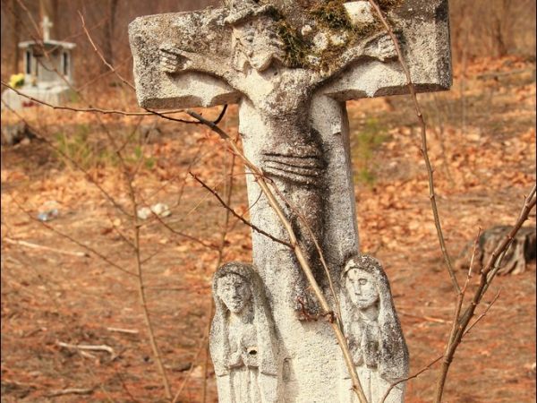 Stary cmentarz greckokatolicki przy cerkwi w Mołodyczu. Obecnie używany sporadycznie .