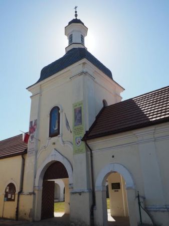 brama główna i furta - w murach opasujących zespół klasztorny oo.bernardynów.