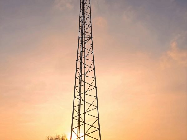 Maszt komunikacji telefonicznej i radiowej