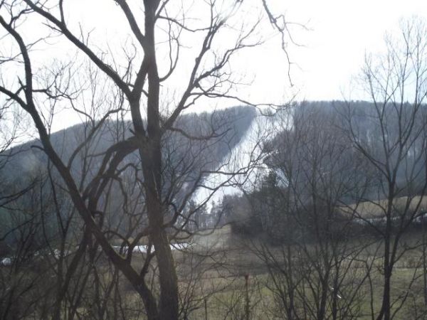 Stacja narciarska "Laworta" - główna trasa o długości 1250m, różnica wzniesień to 256m, stacja posiada dwa wyciągi : krzesełkowy o dł. 1300m i orczykowy o dł. 3