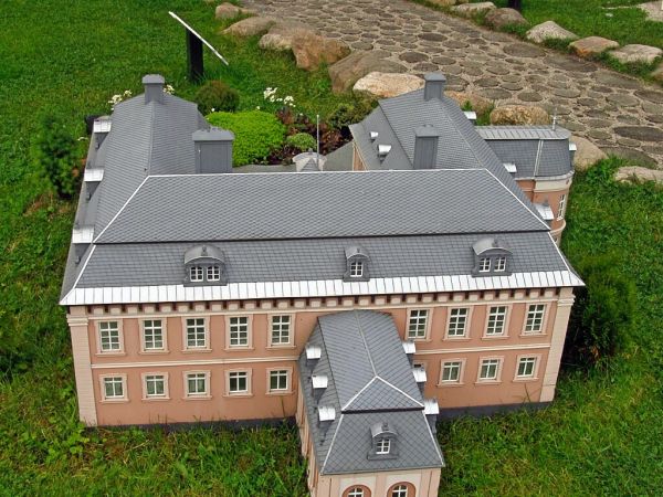 KOWARY - Park Miniatur Zabytków Dolnego Śląska - W wieku XIX pałac w Miłkowie przebudowany został w stylu neobarokowym utrzymującym się do czasów dzisiejszych.