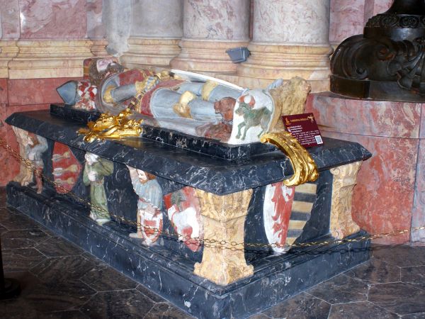 Mauzoleum przy bazylice Matki Boskiej Łaskawej - sarkofag księcia Bolka II