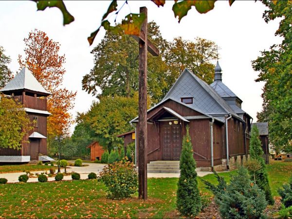 Dawna drewniana cerkiew greckokatolicka pw. Opieki Najświętszej Maryi Panny (od 1979 roku kościół rzymskokatolicki pw. Najświętszego Serca Pana Jezusa), wzniesi