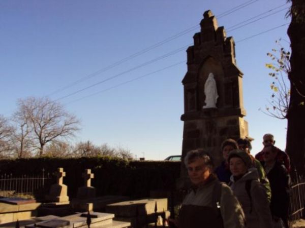 Kwatera grobowa pp. Potockich na miejscowym cmentarzu - przy drodze na Kalwarię. Na baszcie nagrobnej - pod figurą w płycinie - tarcza herbowa Potockich - Pilaw