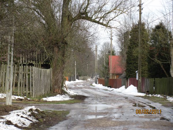 Droga przez wies w kierunku przejscia granicznego Bobrowniki. Ile razy biegalo sie po tej drodze. Ile razy pobite palce posiniaczone kolana buszujac za lat dzie